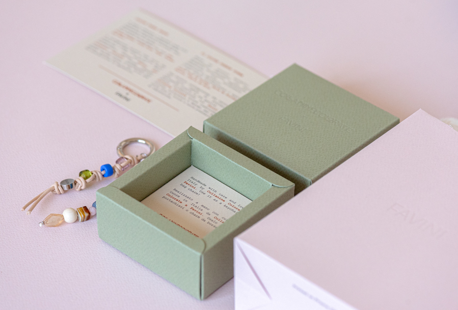 Dai colori Prisma a un oggetto iconico: Collanine Colorate × Favini